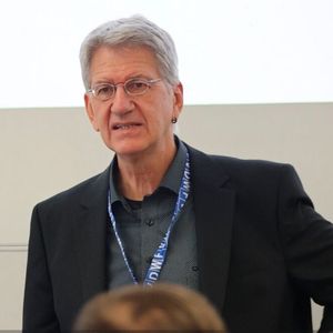 Professor Ludwig Gansauge (Bild) von der Technischen Hochschule Deggendorf hatte gemeinsam mit Ralf Dürrwächter, Geschäftsführer beim VDWF - Verband Deutscher Werkzeug- und Formenbauer e.V., in das neue Institut für Werkzeug-, Formen- und Modellbau IWFM eingeladen.(Bild:  Maschinenmarkt/rw)