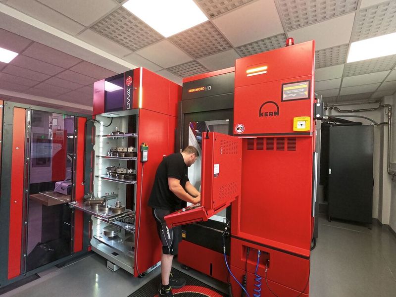 The highly qualified machine operators at toolcraft have chosen the Kern Micro HD as their favorite workstation - not least because manual access to the machine is possible at any time without restriction, despite the existing automation. This is where Johannes Schwab finalizes his program and sets up the machine. (Image:Kern Mikrotechnik GmbH)