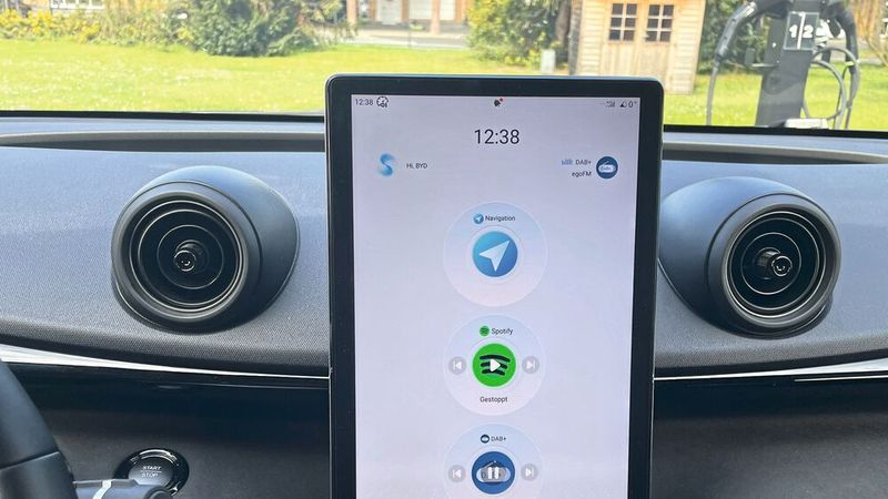 8. Drehmonitor: Die Steuerung des Dolphin erfolgt über den zentralen Monitor zwischen Fahrer und Beifahrer. Der kann entweder hochkannt stehen und gibt dann den Blick frei auf die runden Lufteinlassdüsen ... (Bild: Grimm – VCG)