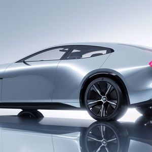 Das Konzeptauto ist gut 5 Meter lang, der Radstand misst knapp 3,1 Meter.(Bild:  Mazda)