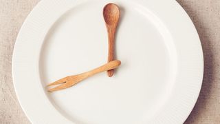 Es gibt unterschiedliche Methoden des Intervallfastens. Bekannt ist, dass Intervallfasten die Empfindlichkeit für das blutzuckersenkende Hormon Insulin verbessert und vor einer Fettleber schützt. (©sewcream - stock.adobe.com)