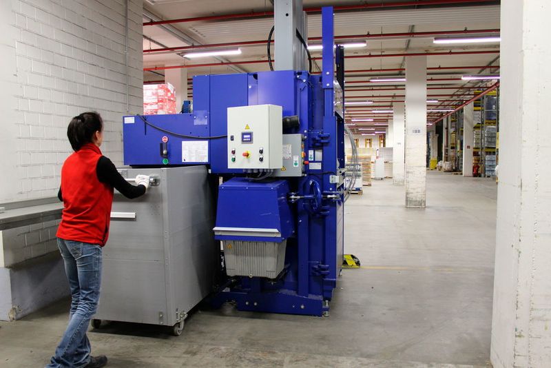 Versorgung des „AutoLoadBaler“ mit dem Sammelwagen. (Bild: Strautmann)