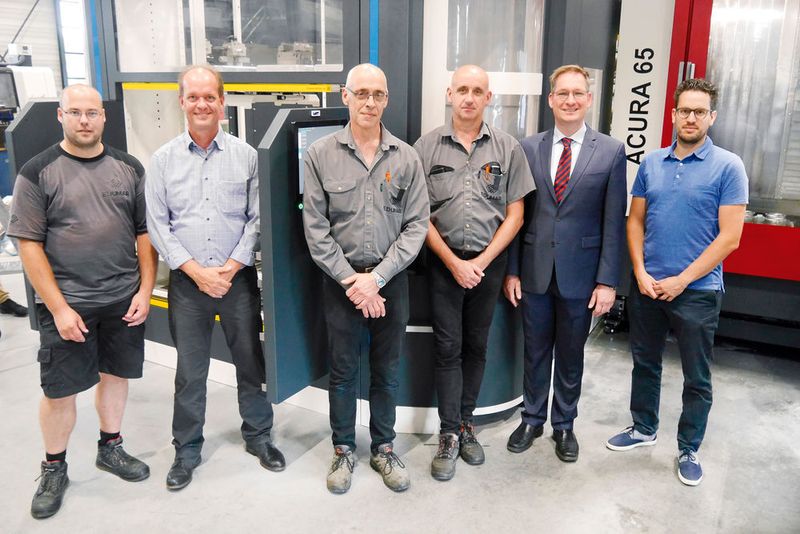 Die Geschäftsführer von Edumar Marius und Eduard Wijlaars (Mitte) und Mitarbeiter Joey van der Wallen sind mit der Anschaffung der Acura 65 EL von Hedelius und der Titanium 180 von BMO Automation sehr zufrieden, heißt es. Maarten van Bun, Marketing Manager BMO Automation, Hedelius Geschäftsführer Dennis Hempelmann und Promas Geschäftsführer Richard Hermans überzeugen sich vor Ort vom guten Zusammenspiel der beiden Anlagen. (Hedelius)