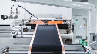 Für eine qualitativ hochwertige Elektrodenbeschichtung ist eine präzise Dosierung und Applikation von entscheidender Bedeutung (Beispielbild). (Bild: Dürr AG)