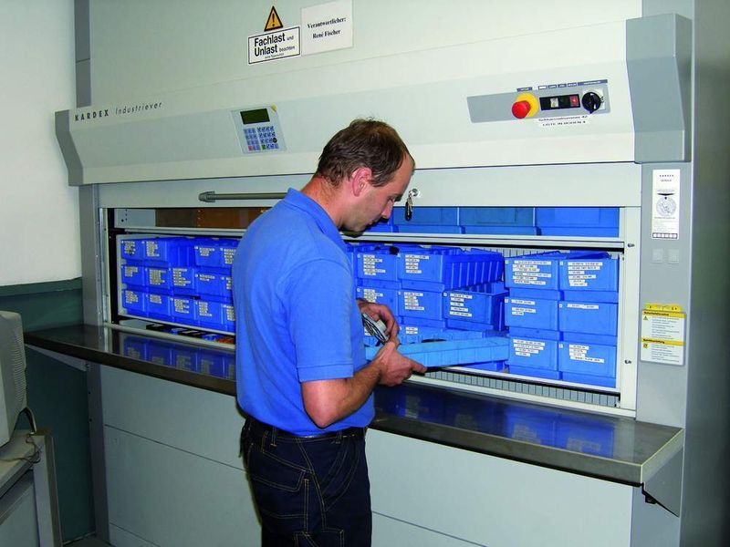 Der Paternoster für Spezialwerkzeug beruht auf dem Vorschlag eines Auszubildenden. Fotos: Rubbel (Archiv: Vogel Business Media)