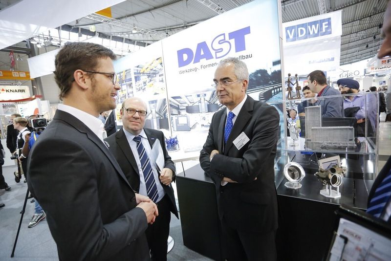 Moulding Expo 2015: Guido Rebstock, Ministerialdirektor im Ministerium für Finanzen und Wirtschaft Baden-Württemberg, (rechts) beim Presserundgang der Moulding Expo 2015 (Bild: www.miketraffic.com)