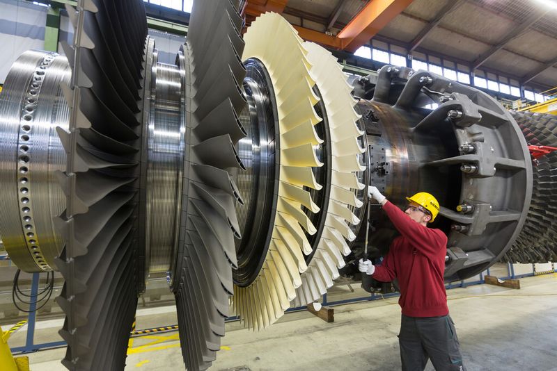 Die Gasturbine SGT5-8000H als Herstück des GuD-Kraftwerks wird derzeit noch in Berlin montiert. (Bild: Siemens/Dietmar Gust)