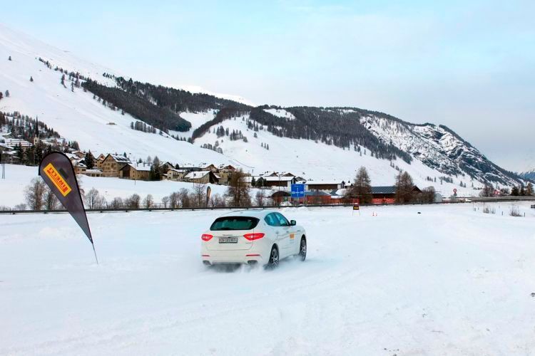 Auf einem verschneiten Golfplatz nahe St. Moritz hatte Pirelli einen kniffligen Handlingkurs präpariert. (Jan Rosenow)
