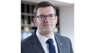 Sebastian Schaub, Maschinenbau-Ingenieur und technischer Kundenbetreuer bei Technoform Kunststoffprofile, referiert über Funktionsbauteile aus extrudierten Thermoplasten. (Technoform Kunststoffprofile)