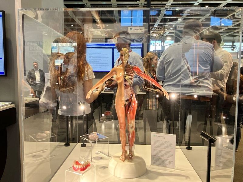 Neben der CareCam präsentierte das Fraunhofer Institut weitere Modelle ... (Bild: @ Serina Sonsalla)