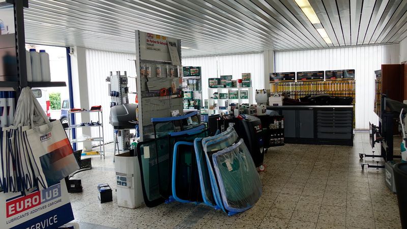 Betritt man den Kundenempfang, schwinden die Zweifel schnell. Die Ausstellung bietet alles, was das ambitionierte Autofahrerherz begehrt: Pflegemittel, Zubehör, Ersatzteile, Werkstattchemie, Elektro- und Sonderwerkzeuge – letztere auch und vor allem für Profis, die von ATP Autoservice ebenfalls angesprochen werden. (Bild: Schreiner – VCG)