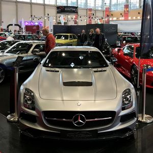 Messen wie die Retro Classics Bavaria zeigen nicht mehr nur Oldtimer, sondern eine große Bandbreite an Liebhaberfahrzeugen – wie diesen Mercedes-Benz SLS AMG.(Bild:  Rosenow – »kfz-betrieb«)