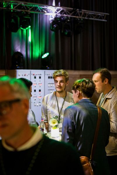 Bei der Abendveranstaltung am Vorabend der Veranstaltung im Maschinenhaus des Bürgerbräus Würzburg kamen bereits zahlreiche Teilnehmer bei gutem Essen und Trinken zusammen. Bereits hier gab es regen Austausch.  (Bild: Stefan Bausewein)