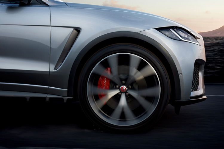 Das Auto bietet 21 Zoll-Felgen sowie optionale 22-Zoll-Schmiedefelgen mit größerer Breite auf der Hinterachse für maximale Traktion und optimales Handling. (Bild: Jaguar)