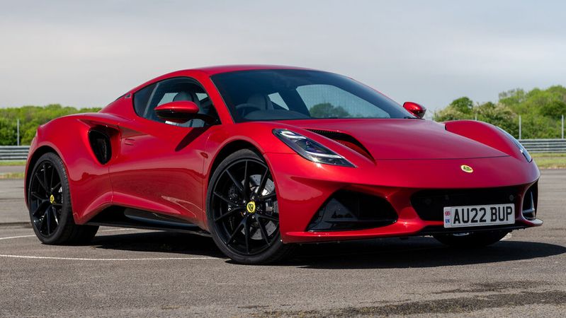 Der Lotus Emira kommt im August zu Preisen von rund 96.000 Euro auf den Markt.(Bild:  Jarowan Power/Lotus)