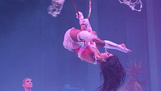 Bei der Eröffnung des Logistikzentrums zeigten die Trapezkünstler ... (Bild: Schäfer)