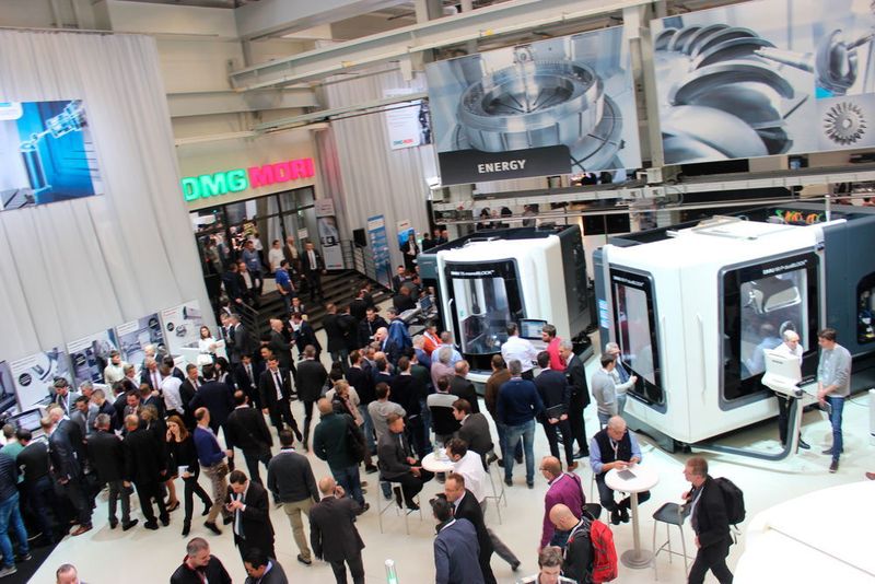 Wie jedes Jahr herrscht gute Stimmung unter den Gästen der traditionellen Hausausstellung von DMG Mori in Pfronten. (Sonnenberg)