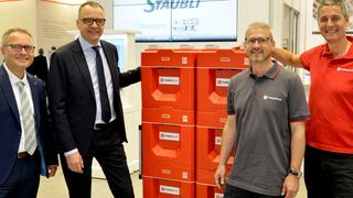 Das Bild zeigt (v.l.): Matthias Mack, Global Segment Manager Photovoltaik Stäubli Electrical Connectors; Franco Delvecchio, CEO Stäubli Electrical Connectors und Mitglied der Stäubli-Konzernleitung; Alessandro Medici, Firmenmitgründer des Intersolar-Award-Finalisten und CEO Power-Blox; Alain Schilli, COO Power-Blox auf dem Stäubli-Messestand an der Intersolar in München. (Stäubli Electrical Connectors)