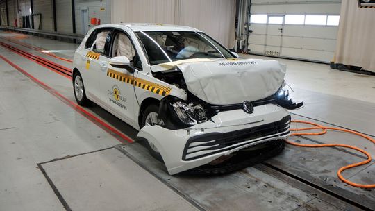 Auch für den VW Golf 8 gab es Ende 2019 fünf Sterne. In einigen Disziplinen konnte der Kompakt-Klassiker allerdings leicht besser als der ID.3 abschneiden.(Bild:  EuroNCAP)