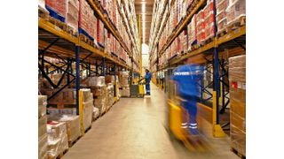 Alle wichtigen Daten mehrfach verfügbar: Um die Übersicht über Waren in einem Lager zu behalten, empfehlen Experten zunehmend eine Kombination aus Barcode- und RFID-Systemen (Archiv: Vogel Business Media)
