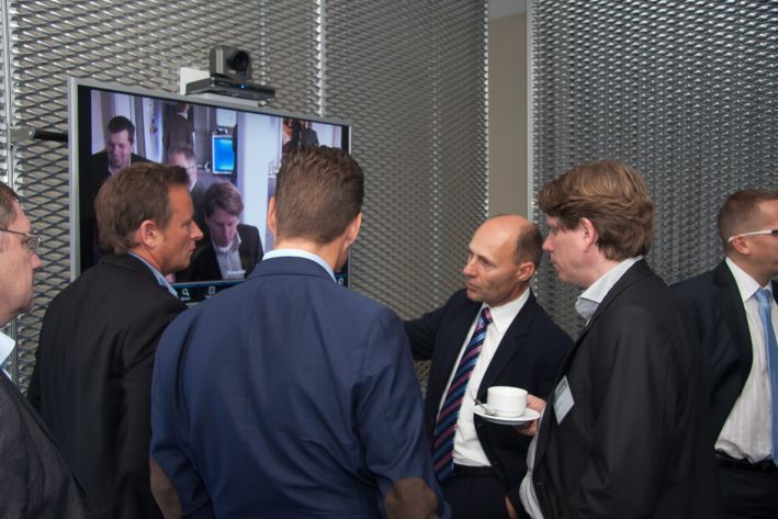 Aastra VIP-Partnerevet 2013 am SchwielowseeGroßes Interesse bei der neuen Video-Raumlösung BluStar for Conference Room.  (Aastra Deutschland GmbH)