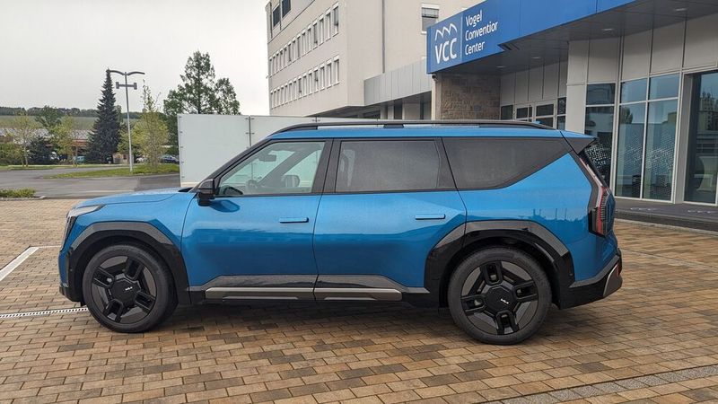 Dass bei aller gebotener Leistung auch der Preis des mächtigen E-Autos nicht im unteren Segment verortet ist, dürfte einleuchten. Mit 72.490 Euro schlägt die Basisversion (150 kW/204 PS) mit Heckantrieb zu Buche. Allradantrieb kostet 4.000 Euro Aufpreis. Unser Testwagen in der stärkeren und besseren „GT-Line“ kam samt Sitz-Paket „Swivel“ auf 83.370 Euro. Für die bekommt man aber auch ein wie gesagt beeindruckendes, großes und prakisches Familien-SUV mit einem fast 100 kw/h elektrische Energie fassenden Akku, der eine WLTP-Reichweite von  505 km verspricht. In der Praxis sind es dann aber nur gut 400 km. (Bild: Dominsky – VCG)