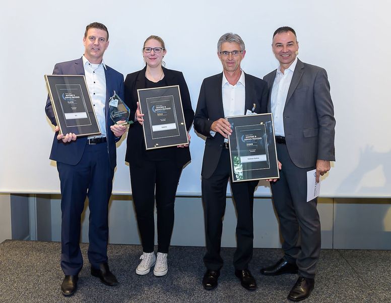 Jury-Mitglied Gerd Simon (rechts im Bild) beglückwünscht die Gewinner in der Kategorie „Webhosting“: 1&1 Internet (Platin), Strato (Gold) und Hetzner Online (Silber). (Bild: Marko’s Photography / Marko Kovic)