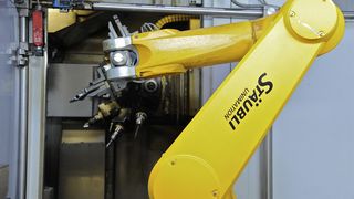 Roboter und Werkzeugmaschinen arbeiten immer enger zusammen, beispielsweise beim Be- und Entladen der Maschinen. (Bild: Stäubli)