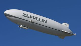 Ein Zeppelin im Flug: er könnte die Luftfahrt klimafreundlich machen.  (Bild: Zeppelin NT im Flug / AngMoKio / CC BY-SA 3.0)