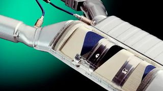 Blick auf ein Katalysatorsystem von BASF für einen Verbrennungsmotor. Doch wegen der Verkehrswende hin zu Elektrofahrzeugen werden Abgasreiniger obsolet. Der Konzern erwägt nun den Verkauf seiner milliardenschweren Katalysatorsparte, um neue Strategien zu verfolgen. (Bild: Mercedes-Benz)