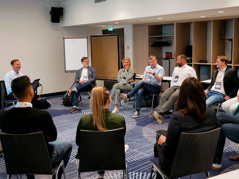 Die Teilnehmer konnten ihre konkreten Fragen aus ihrem Tagesgeschäft besprechen und intensiv diskutieren. (Bild: Vogel IT-Medien)