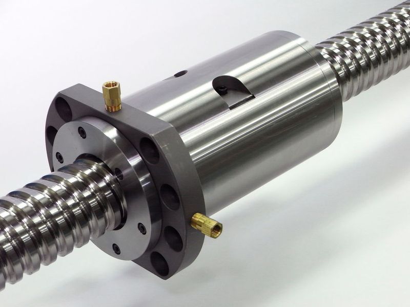 Das Prinzip des „Nut Cooling“ optimiert die Kühlung der Kugelgewindetriebe. (NSK)