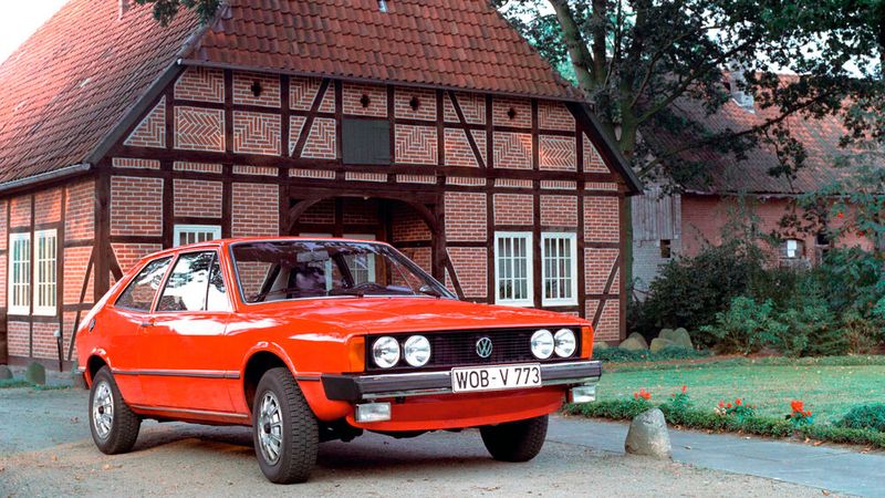 Der Scirocco kam im Frühjahr 1974 auf den Markt. Drei Motoren, vier Ausstattungsvarianten und zehn Außenfarben standen zur Wahl: Motoren mit 1.100 cm³ und 37 kW (50 PS) sowie 1.500 cm³ und 51 oder 63 kW (70 oder 85 PS) Hubraum und den Ausstattungsvarianten N (Grundmodell), L, S und TS, die ab August 1976 GT hieß, aber gleich ausgestattet war. Hier ein Exemplar von 1974, erkennbar an den markanten Doppelscheinwerfern. (Bild: Volkswagen)
