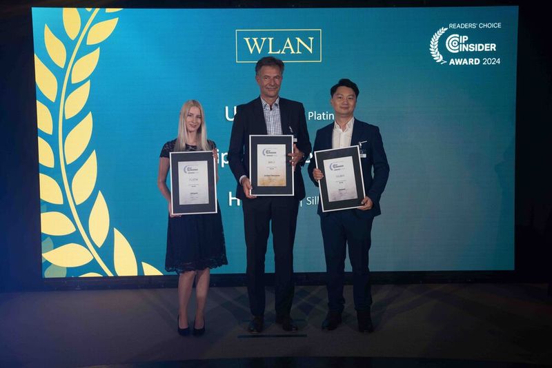 In der Kategorie WLAN gehen die Preise im Jubiläums-Jahr der IT-Awards an Ubiquiti (Platin, stellvertretend für einen Ubiquiti-Vertreter nimmt unsere Award-Fee Paulina Schwab den Award in Empfang), an Juniper Networks (Gold, den Preis nimmt Martin Scheller in Empfang) und an Huawei – hier nimmt Haixin Cai die Auszeichnung in Silber entgegen. (Bild: Manuel Emme Fotografie)