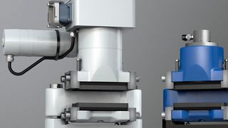 Aufgrund der einteiligen Konstruktion konnte man die Bolzenführungen verlängern und die Anzahl der Führungsbuchsen verdoppeln. Das verbessere die Schwimmfunktion der Schwimmsattelbremse und die Kraftübertragung vom Bremssattel auf die Grundplatte ist gleichmäßiger. (KTR Brake Systems)