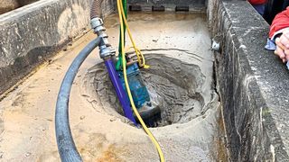 Eine Tsurumi-Pumpe mit Spülkranz frisst sich durch dickstes Sediment und leert das verschlammte Becken ganz ohne menschliches Zutun. (Bild: Tsurumi)