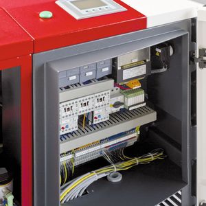 Bild 2: Das Bedienpaneel  ist leicht angeschrägt und ergonomisch im Sichtfeld angebracht. Die Steuerung der Maschine erfolgt über den einfach bedienbaren, berührungsempfindlichen Bildschirm. 