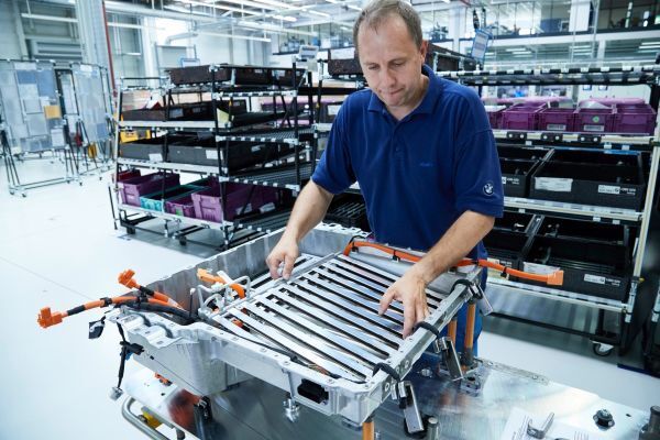 Elektro-Komponenten-Fertigung in Dingolfing für Plug-in-Hybridfahrzeuge.  (BMW)