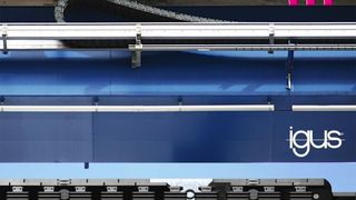 Wartungsfreie Gleitlager und ein intelligenter Verschleißsensor sorgen für eine höhere Lebensdauer in der P4.1 Rollenkette für Kran- und Portalanlagen.  (Igus)