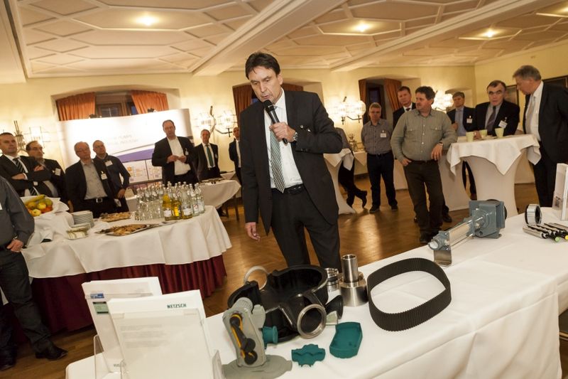 Speziell für schwierige Pumpanforderungen entworfen, rangiert das Produktspektrum von Netzsch Pumpen & Systeme von kleinsten Dosierpumpen für die Industrie bis hin zu Großpumpen für den Öl-und Gasbereich oder den Bergbau. Zum Sortiment gehören Exzenterschneckenpumpen, Drehkolbenpumpen, Schraubenspindelpumpen, Zerkleinerungsmaschinen, Dosiersysteme und Zubehör (im Bild Thomas Tolksdorf). (Bild: Bausewein/PROCESS/PharmaTEC/Schüttgut)