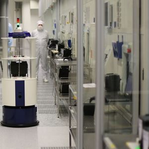 Der Scout unterwegs in einem Halbleiter-Reinraum: Der Roboter erkennt in Echtzeit Hindernisse und kann diese selbständig umfahren.