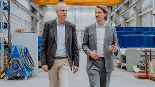 Zwei von Eirich, die wissen, wo es langgeht! Von links: Ralf Rohmann, geschäftsführender Gesellschafter des Hardheimer Misch- und Aufbereitungsspezialisten Eirich, und Stephan Eirich, der Geschäftsführer. Denn jetzt wird nicht ohne Grund eine neue Halle für Edelstahlprodukte gebaut. (Bild: Eirich)