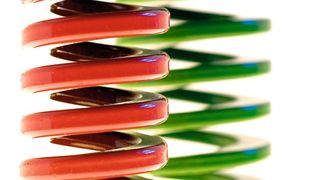 Für eine optimal ausgelegte Feder ist es essentiell, die Materialeigenschaften zu kennen und davon ausgehend den Drahtdurchmesser und die Anzahl der Wickelungen zu berechnen. (Lesjöfors)