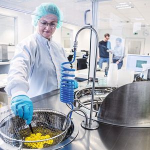 Technische Sauberkeit immer im Griff: Am sogenannten „Spülstand“ wird überwacht, ob alle Vorgaben eingehalten werden.(Bild:  Pöppelmann)