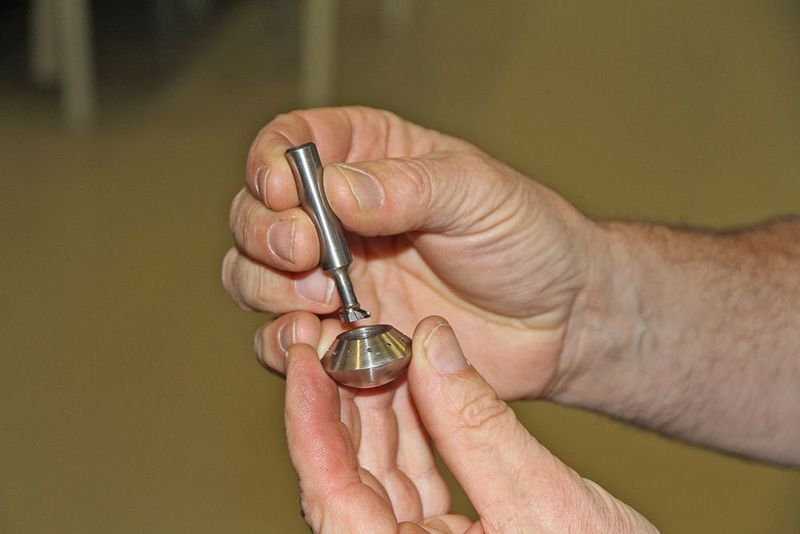 Komet-Aussendienst-Mitarbeiter Timm Hennig steht dem CIMTT beratend zur Seite, wenn es um die Möglichkeiten geht, die das Komet-KomTronic-U-Achssystem UAS125 eröffnet. (CIMTT)