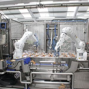 Zwei KR-Agilus-Hygieneroboter in der Ausführung „Hygienic Machine“ schneiden und verpacken Sandwiches bei einem britischen Hersteller.(Bild:  Kuka)