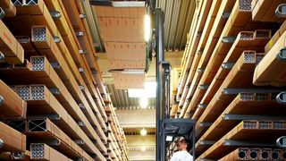 Die Aspekte Sicherheit und Kompaktheit kennzeichnen die Mehrweg-Seitenstapler von Hubtex. Das prädestiniert sie für den Einsatz in Schmalganglagern. Es gibt sie als Modell Phoenix-2829-XS und -2921-S. (Bild: Hubtex)