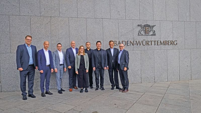 Gäste und Teilnehmer der Veranstaltung in der Landesvertretung Baden-Württemberg in Berlin: (v. l.) Carsten Beuß (HGF Kfz-Gewerbe Baden-Württemberg), Stephan Ertner (Landesvertretung BW), Prof. Dr. Benedikt Maier (IfA), Carl Biedermann (Koch Automobile), Katja Gicklkorn (E-Mobil), Wolfgang Fischer (E-Mobil), Walter Hannes (MdB), Dr. Kurt Christian Scheel (HGF ZDK) und Michael Ziegler (Präsident Kfz-Gewerbe BW).(Bild:  VCG - Zietz)