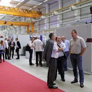 Die Kompetenztage bei Wittmann Battenfeld zeigten Spritzgießtechnik und ließen einen Blick in die neue Montagehalle für Großmaschinen zu.