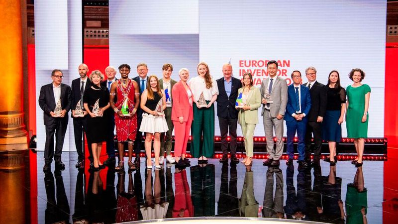 Die diesjährigen Gewinner wurden im Rahmen einer Preisverleihungszeremonie für ihre innovativen Beiträge in den Bereichen chemische Katalysatoren, Wasserstoffspeicherung, sicherere Batterien, Lärmreduzierung, grüne Energien, Schutz von Nutztieren, Zugang zu Bildung und saubere Meere prämiert.(Bild:  EPA)